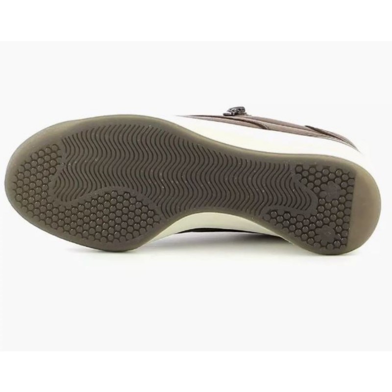 Ženski čevlji TBS DANZIPS so sinonim za sodoben slog. Njihov moderni videz in izrazita bron barva pritegnejo pozornost in dodajo piko na i vsaki opravi. S trpežnim gumijastim podplatom zagotavljajo stabilnost.