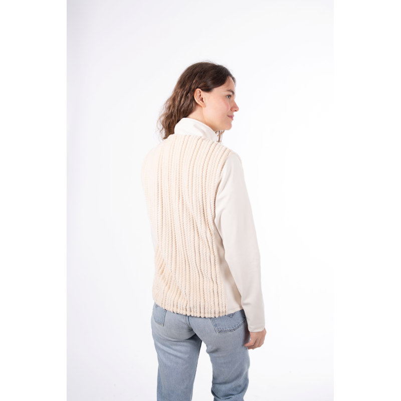 Odkrij udoben in raztegljiv ženski midlayer AULP CISSY SWANN. Popoln kot topli srednji sloj za smučanje, pohodništvo ali vsakdan. Izjemna zračnost, mehak flis in vrhunska svoboda gibanja. Naroči pri AS Sport Outlet!