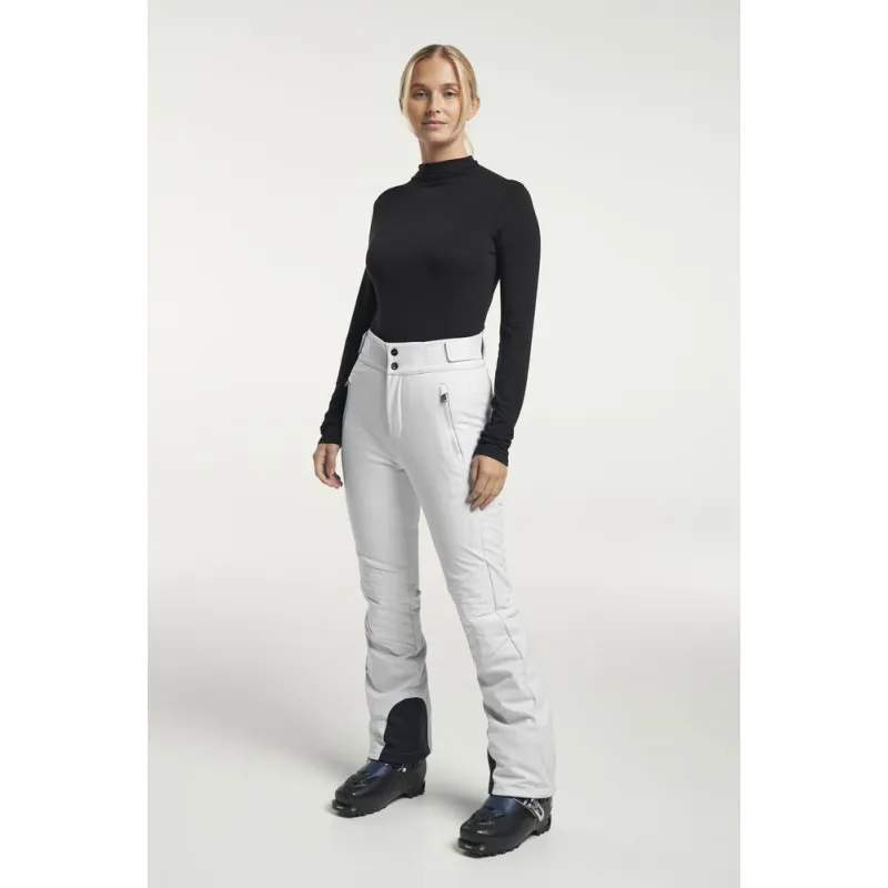 Ženske skijaške hlače TENSON Grace Softshell nude elegantan slim-fit krој, vodootporni i vjetrootporni softshell materijal, zglobljena koljena i unutarnji snježni pojas za savršenu udobnost i zaštitu.