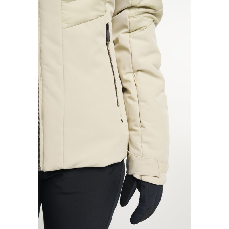 Ženska smučarska jakna TENSON Kelly združuje eleganten dizajn, vrhunsko funkcionalnost in brezčasen slog. Izdelana je iz materialov z vodnim stolpcem 10.000 mm in zračnostjo 10.000 g/m²/24h, kar zagotavlja popolno zaščito pred snegom, vetrom in vlago