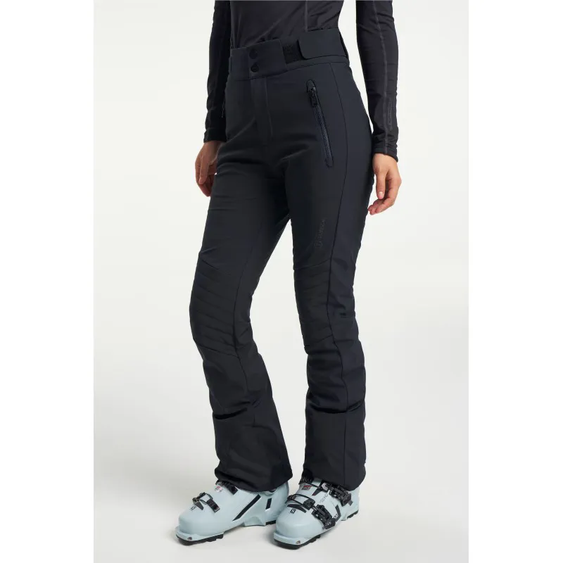 Ženske skijaške hlače TENSON Grace Softshell nude elegantan slim-fit krој, vodootporni i vjetrootporni softshell materijal, zglobljena koljena i unutarnji snježni pojas za savršenu udobnost i zaštitu.