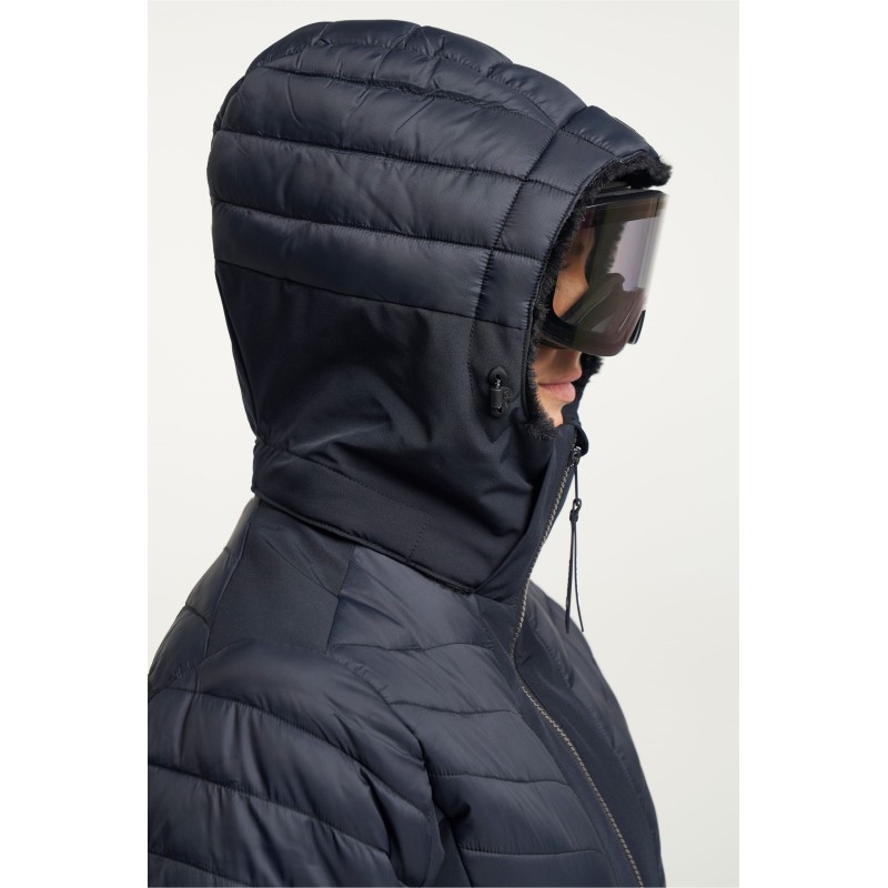 Ženska smučarska jakna TENSON Kelly združuje eleganten dizajn, vrhunsko funkcionalnost in brezčasen slog. Izdelana je iz materialov z vodnim stolpcem 10.000 mm in zračnostjo 10.000 g/m²/24h, kar zagotavlja popolno zaščito pred snegom, vetrom in vlago