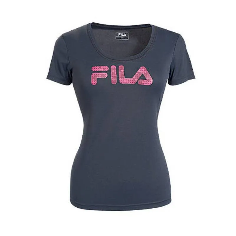 FILA BASIC je ženska majica kratkih rukava u sivoj boji, s velikim ružičastim logotipom FILA na prsima. Ova majica savršen je izbor kako za svakodnevno nošenje tako i za sportske aktivnosti.