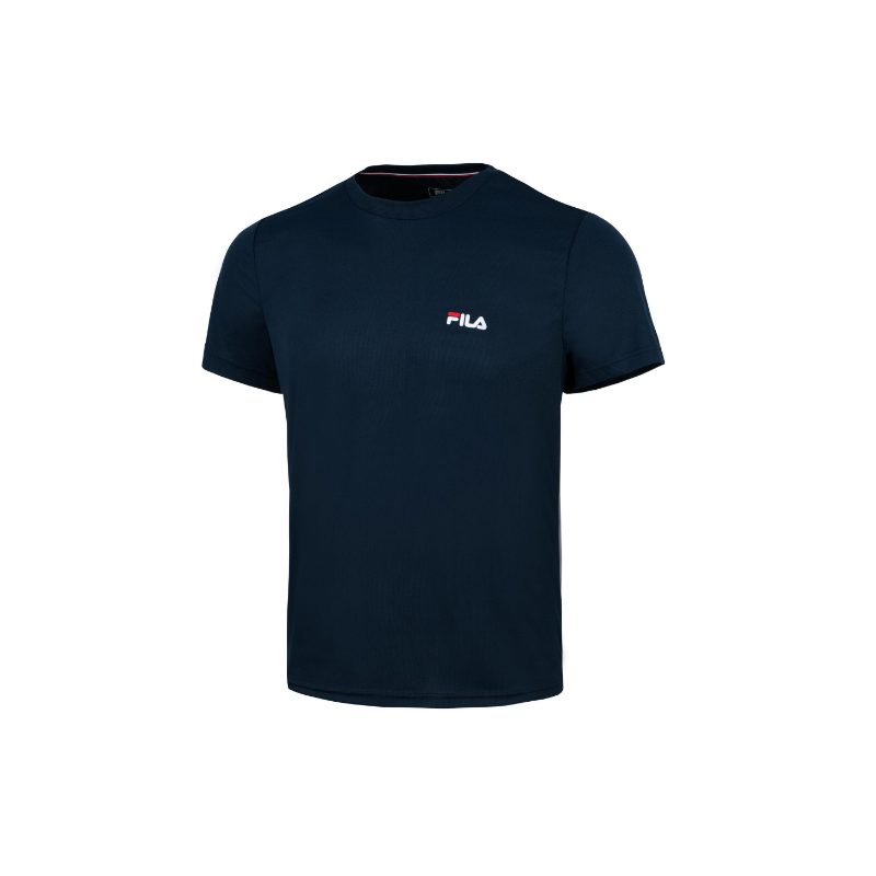 FILA LOGO SMALL je moška majica, ki združuje udobje in slog, primerna tako za vsakodnevno nošenje kot tudi za športne aktivnosti. Izdelana je iz visokokakovostnega materiala, ki zagotavlja mehkobo in udobje skozi ves dan. 