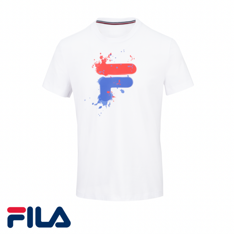 Kratka športna majica FILA NEVIO je klasična športna majica z velikim barvnim FILA logotipom na prsih. Majica je narejena iz kombinacije bombaža in elastana in je izredno udobna ter prijetna na otip.