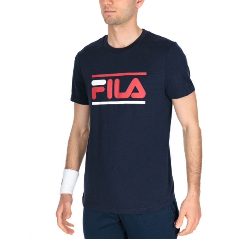 Kratka športna majica FILA CRIS je klasična športna majica z velikim barvnim FILA logotipom na prsih. Majica je narejena iz kombinacije bombaža in poliestra in je izredno udobna ter prijetna na otip.