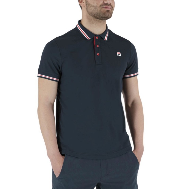 Moška polo majica FILA PIRO je športno eleganten kos oblačila, ki navdušuje s svojim klasičnim dizajnom in visoko funkcionalnostjo. Ta enobarvna polo majica je opremljena s trakom s tremi gumbi in logotipom FILA na levi strani prsi