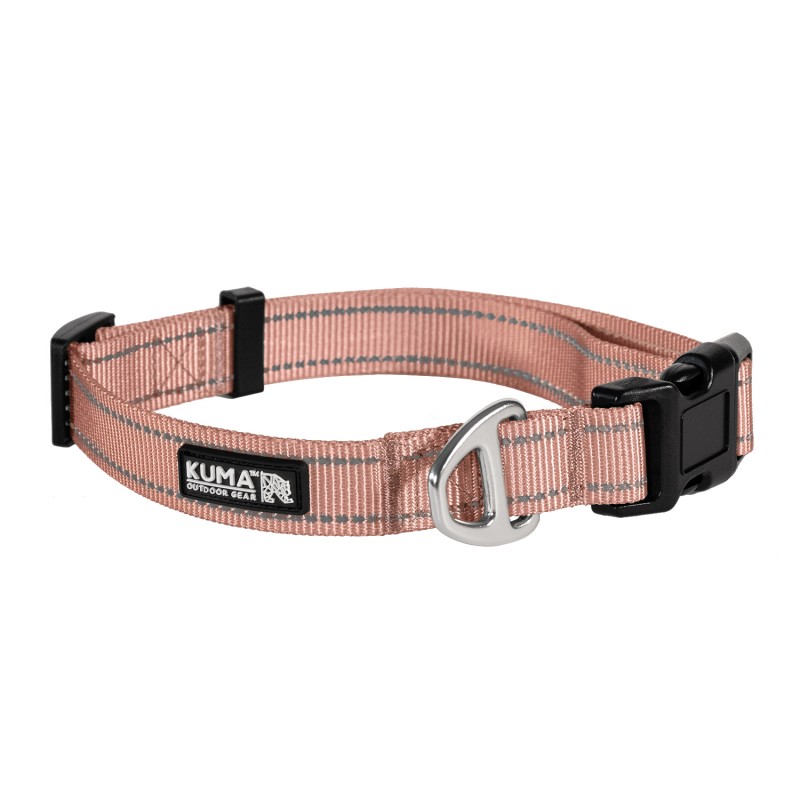 Ovratnica za pse KUMA Lazy Bear v flamingo barvi je robustna in vzdržljiva, izdelana iz PE pletiva z odsevnimi šivi za večjo varnost in vidnost. Nastavljivo pletivo in lahek aluminijast D-obroč zagotavljata udobno prileganje.