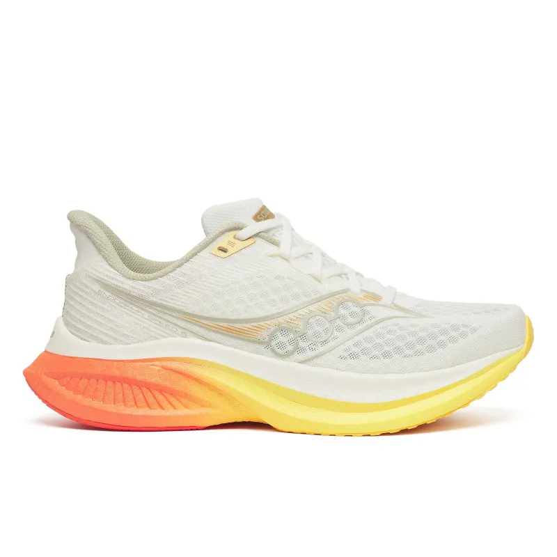 Premagaj tempo z moškimi tekaškimi copati Saucony Endorphin Speed 5. SPEEDROLL tehnologija, PWRRUN PB blaženje in najlonska plošča za maksimalno hitrost, odzivnost in udobje pri vsakem teku.