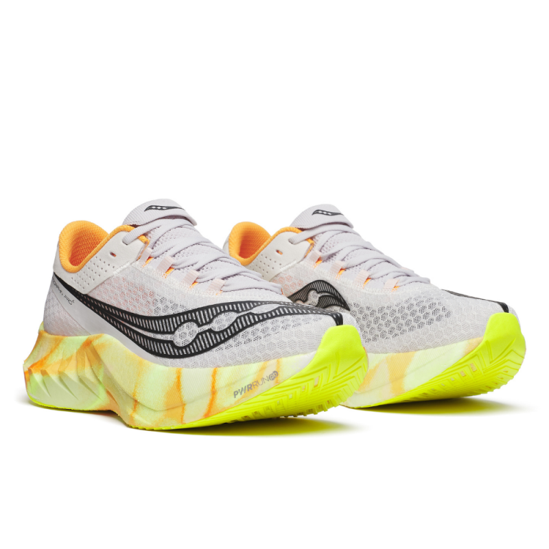 Saucony Endorphin Pro 4 je nova različica superge, zasnovana za dan dirke, hitra in odzivna, mehka in trpežna. Želeni rezultat je bil dosežen s kombiniranjem penastih formulacij PWRRUN PB in PWRRUN HG v vmesnem podplatu.