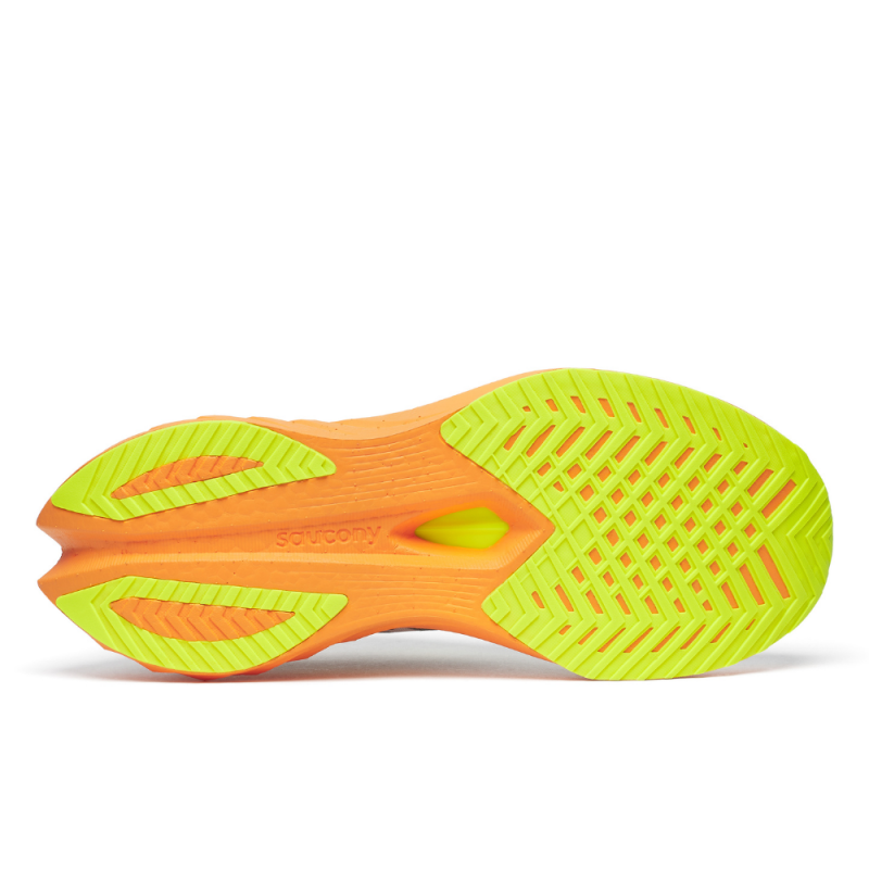Superge Saucony Endorphin speed 4 so bile zasnovane za dan dirke, vendar so se izkazale za veliko boljše – enako primerne za dolge, zmerne treninge in sprinte do ciljne črte. 
