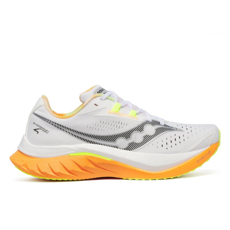 Superge Saucony Endorphin speed 4 so bile zasnovane za dan dirke, vendar so se izkazale za veliko boljše – enako primerne za dolge, zmerne treninge in sprinte do ciljne črte. 
