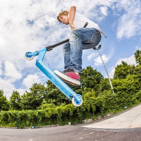 SCOOTERS/ROLLERBLADES