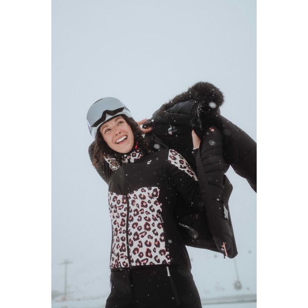 The women's midlayer AULP CORYN offers excellent thermal regulation, stretchability, and comfort. Perfect as a mid-layer under a ski jacket or for sports activities.