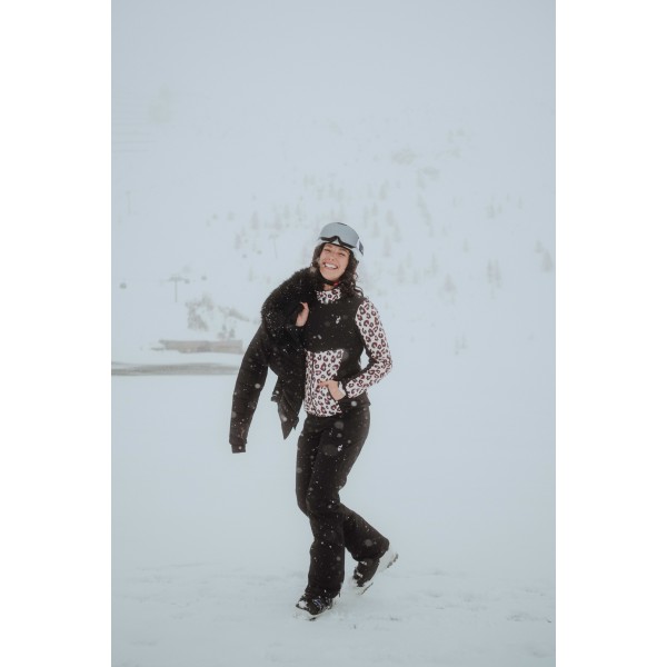 The women's midlayer AULP CORYN offers excellent thermal regulation, stretchability, and comfort. Perfect as a mid-layer under a ski jacket or for sports activities.