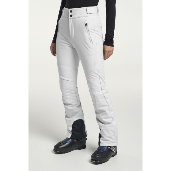 Ženske smučarske hlače TENSON Grace Softshell nudijo elegantno slim-fit silhueto, vodoodporen in vetroodporen softshell material, artikulirane kolene in notranji snežni pas za popolno udobje in zaščito.