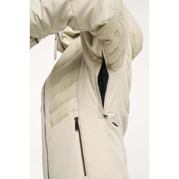 Ženska smučarska jakna TENSON Kelly združuje eleganten dizajn, vrhunsko funkcionalnost in brezčasen slog. Izdelana je iz materialov z vodnim stolpcem 10.000 mm in zračnostjo 10.000 g/m²/24h, kar zagotavlja popolno zaščito pred snegom, vetrom in vlago