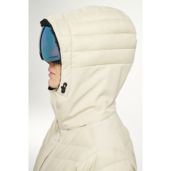 Ženska smučarska jakna TENSON Kelly združuje eleganten dizajn, vrhunsko funkcionalnost in brezčasen slog. Izdelana je iz materialov z vodnim stolpcem 10.000 mm in zračnostjo 10.000 g/m²/24h, kar zagotavlja popolno zaščito pred snegom, vetrom in vlago