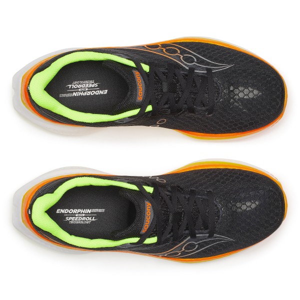 Tekaški čevelj Endorphin speed 5 je čudežni inženirski podvig: hiter in odziven, a gladek in učinkovit. Nekaj, kar smo dosegli z združitvijo PWRRUN PB in PWRRUN HG skupaj v vmesnem podplatu – prvi v industriji.