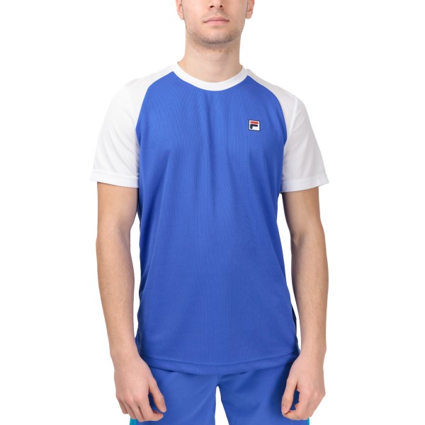 Moška teniška majica Fila Ray Dazzling je izjemno lahka in elastična, kar zagotavlja udobno gibanje med igro. Izdelana je iz visokokakovostnega 100% poliestra, ki omogoča dihanje in hitro sušenje, kar je še posebej pomembno med intenzivnimi aktivnostmi
