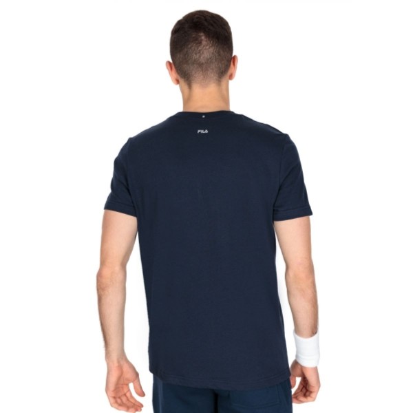 Kratka športna majica FILA CRIS je klasična športna majica z velikim barvnim FILA logotipom na prsih. Majica je narejena iz kombinacije bombaža in poliestra in je izredno udobna ter prijetna na otip.