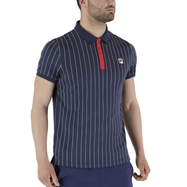 Moška majica FILA POLO ˝STRIPES˝ z najbolj prepoznavnim videzom File, navpične črte krasijo to majico. Ta retro navdihnjena majica ima raven pleten ovratnik s kontrastnim žepom, besedno oznako Fila na zadnji strani vratu in F logotipom na sprednji strani.