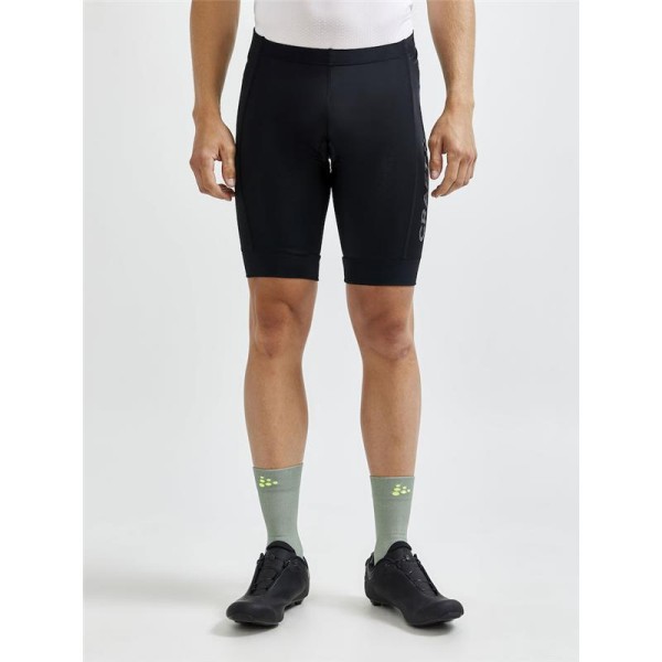 Moške kratke kolesarske hlače CRAFT CORE ENDUR so elastične, mehke in ergonomske kolesarske kratke hlače. Narejene so iz trpežne, tehnične tkanine. Odlikuje jih široka elastična tkanina s silikonskimi potiski na zaključkih nog, ki ohranja hlače na mestu. 