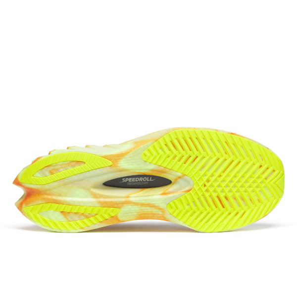 Saucony Endorphin Pro 4 je nova različica superge, zasnovana za dan dirke, hitra in odzivna, mehka in trpežna. Želeni rezultat je bil dosežen s kombiniranjem penastih formulacij PWRRUN PB in PWRRUN HG v vmesnem podplatu.