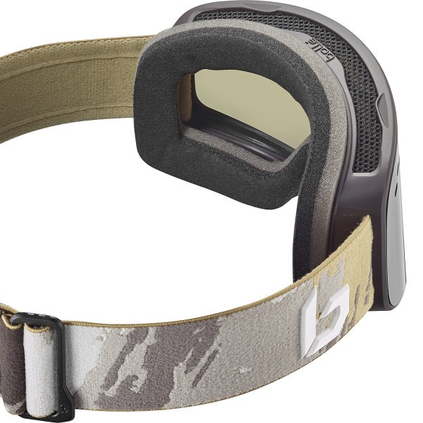Smučarska očala BOLLE NEVADA Rock Camo Matte - Gold združujejo sodoben kamuflažni dizajn z zanesljivimi lastnostmi, da ti nudijo udobje, jasen vid in zaščito na smučišču.