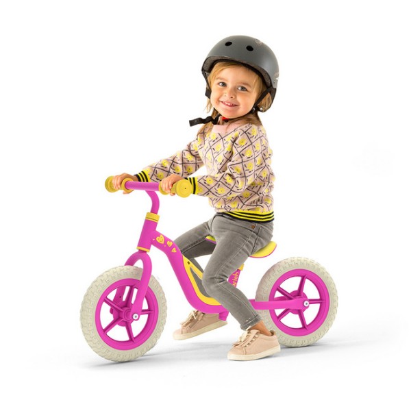 Charlie je  zelo lahek poganjalec z EVA gumami, odpornimi na predrtje. Z visokokakovostnim kovinskim okvirjem tehta samo 2,5 kg. Kot nalašč za trening motoričnih spretnosti vašega malčka, za ravnotežje in za učenje krmiljenja. 