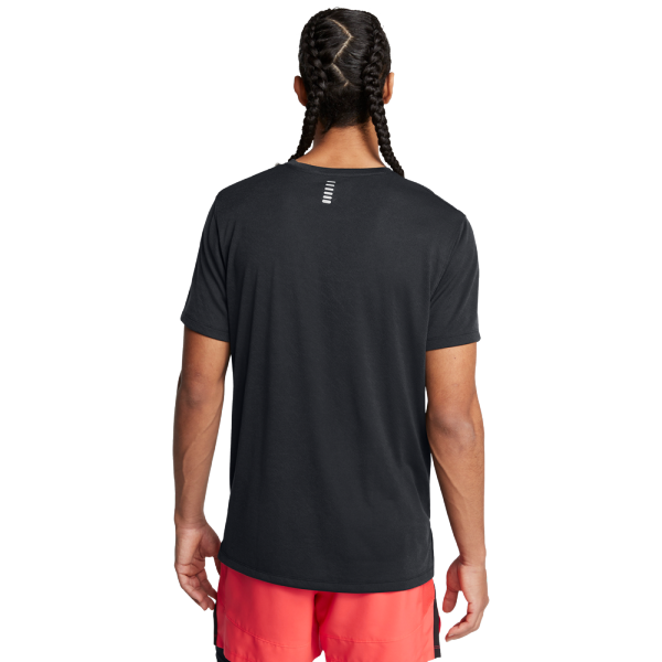 Moška športna majica Under Armour Launch Camo Shortsleeve združuje udobje in slog s svojimi modrnimi vzorci. Izdelana iz hitro sušeče tkanine, nudi odlično zračnost in svobodo gibanja, kar jo dela popolno izbiro za treninge in prosti čas.