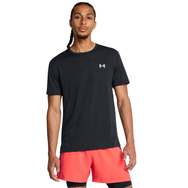 Moška športna majica Under Armour Launch Camo Shortsleeve združuje udobje in slog s svojimi modrnimi vzorci. Izdelana iz hitro sušeče tkanine, nudi odlično zračnost in svobodo gibanja, kar jo dela popolno izbiro za treninge in prosti čas.