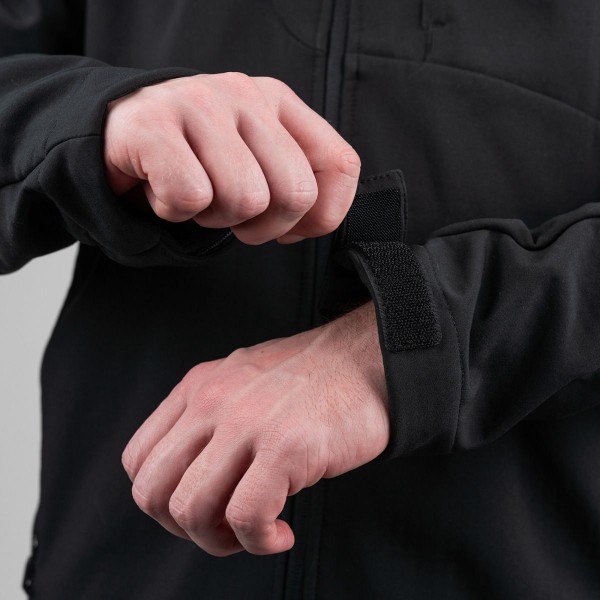 Softshell jakna Elan je zasnovana za dinamične aktivnosti in spremenljivo vreme. Izdelana iz raztegljive tkanine, nudi svobodo gibanja in udobje. Kapuca ščiti pred vremenskimi vplivi, medtem ko nastavljive manšete omogočajo prilagodljivo prileganje.