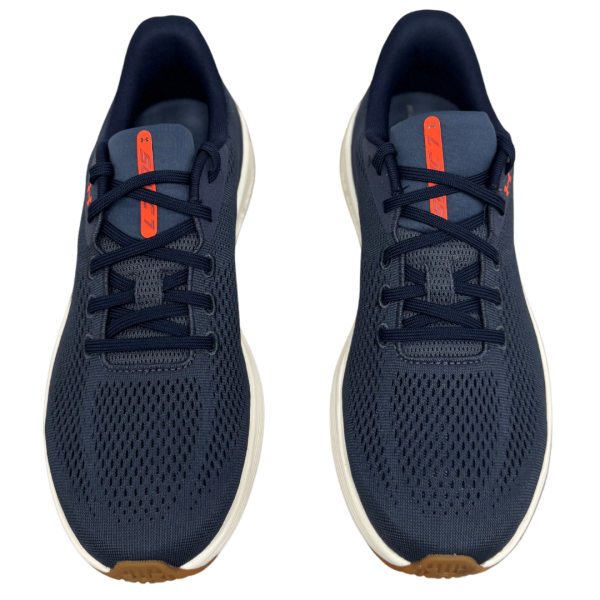 Moške tekaške superge Under Armour SONIC 7 (model 3028002-044) združujejo vrhunsko udobje, podporo in izboljšano amortizacijo. Z zračnim zgornjim delom in trpežnim podplatom so idealne za vsakodnevno tekanje.