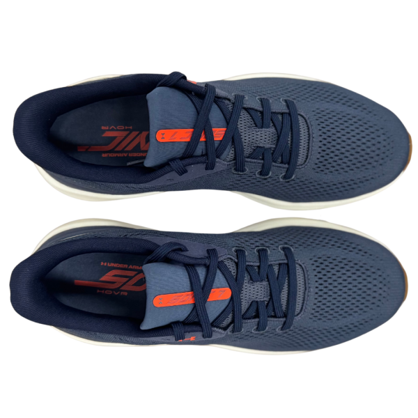 Moške tekaške superge Under Armour SONIC 7 (model 3028002-044) združujejo vrhunsko udobje, podporo in izboljšano amortizacijo. Z zračnim zgornjim delom in trpežnim podplatom so idealne za vsakodnevno tekanje.