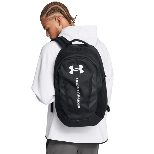 Odkrijte Under Armour Hustle 6.0 nahrbtnik, idealen za aktivne posameznike. Opremljen s tehnologijo UA Storm, ta nahrbtnik odbija vodo in nudi zaščito. Ima mehak predel za prenosni računalnik, varen žep z zadrgo in stranski žep za bidon.