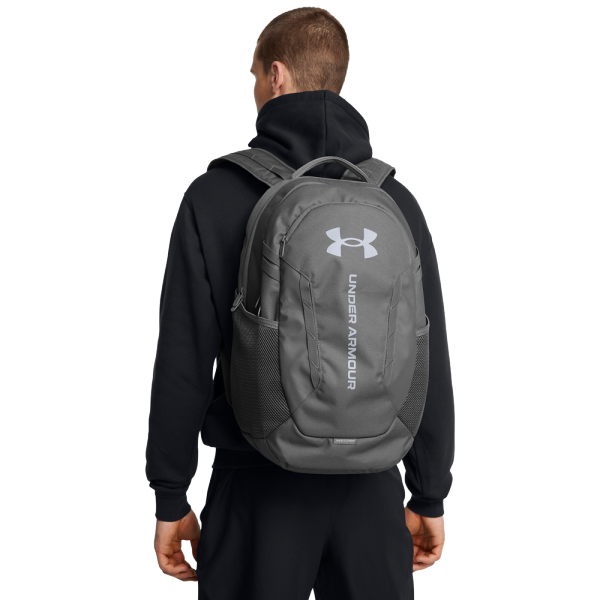 Odkrijte Under Armour Hustle 6.0 nahrbtnik, idealen za aktivne posameznike. Opremljen s tehnologijo UA Storm, ta nahrbtnik odbija vodo in nudi zaščito. Ima mehak predel za prenosni računalnik, varen žep z zadrgo in stranski žep za bidon.