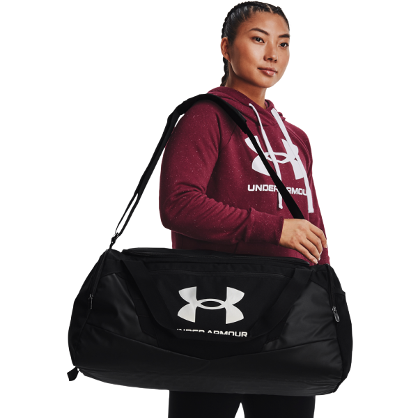 Športna torba Undeniable 5.0 Medium Under Armour je idealna izbira za aktivne posameznike. Z vodoodbojno zaščito, prostornino 58 litrov in številnimi praktičnimi žepi, je ta torba zasnovana za funkcionalnost in trajnost. Popolna za športne aktivnosti!