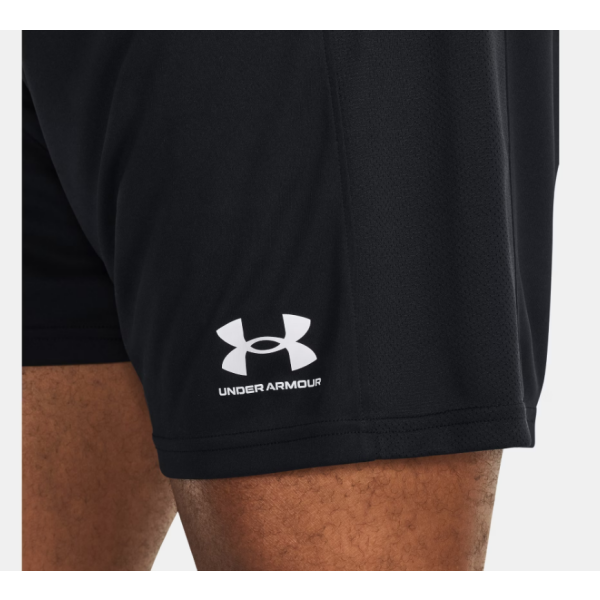 Moške kratke hlače UNDER ARMOUR MS CH. KNIT 1379507-001 v črni barvi - izdelane iz lahke pletenine, ki se hitro suši in učinkovito odvaja znoj. Mrežasti stranski deli zagotavljajo dodatno zračnost, medtem ko obložen elastičen pas z notranjo vrvico.
