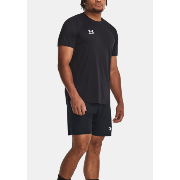 Moške kratke hlače UNDER ARMOUR MS CH. KNIT 1379507-001 v črni barvi - izdelane iz lahke pletenine, ki se hitro suši in učinkovito odvaja znoj. Mrežasti stranski deli zagotavljajo dodatno zračnost, medtem ko obložen elastičen pas z notranjo vrvico.