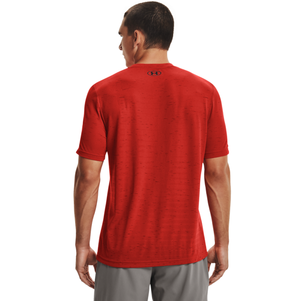 Moška športna majica UNDER ARMOUR SEAMLESS FADE SS 1361133-893 v rdeči barvi - zasnovana za udobje med vadbo z mrežastimi plasti za zračnost. Udobna konstrukcija z manj šivi omogoča svobodno gibanje. Idealna izbira za aktivne moške.