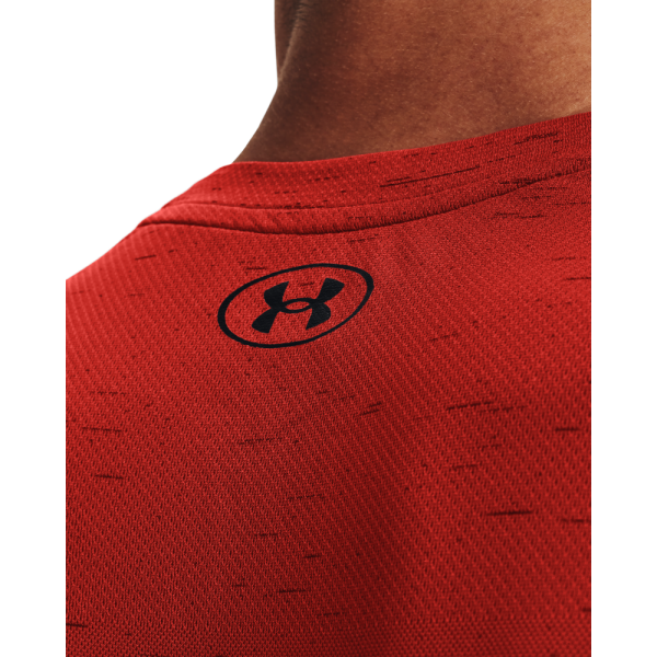 Moška športna majica UNDER ARMOUR SEAMLESS FADE SS 1361133-893 v rdeči barvi - zasnovana za udobje med vadbo z mrežastimi plasti za zračnost. Udobna konstrukcija z manj šivi omogoča svobodno gibanje. Idealna izbira za aktivne moške.