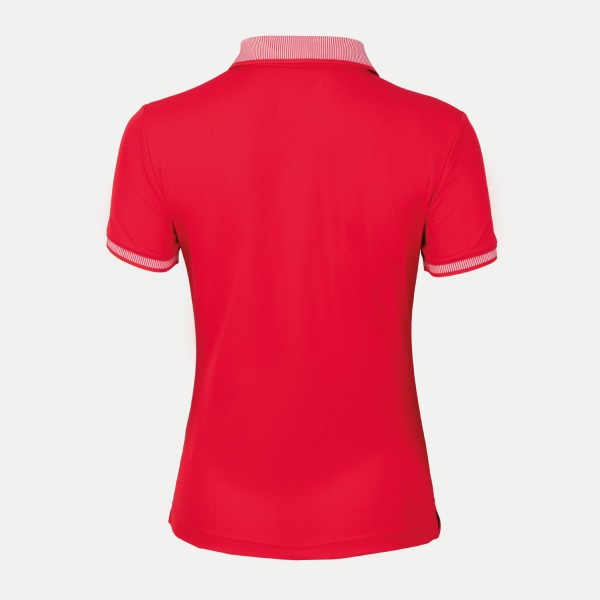 Ženska polo majica FILA EMMA je čudovit kos oblačila, ki združuje športen stil s prefinjenostjo. Z manjšim logotipom na prsih dodaja šik in subtilen poudarek. Izdelana je iz prožne tkanine, ki je izdelana iz recikliranih surovin
