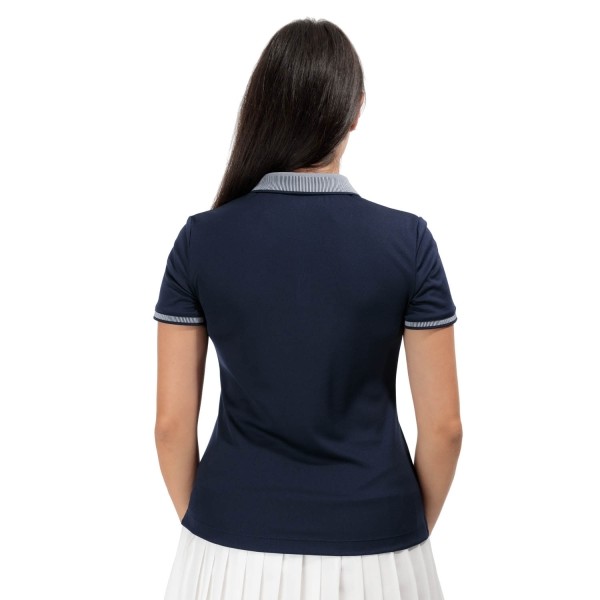 Ženska polo majica FILA EMMA je čudovit kos oblačila, ki združuje športen stil s prefinjenostjo. Z manjšim logotipom na prsih dodaja šik in subtilen poudarek. Izdelana je iz prožne tkanine, ki je izdelana iz recikliranih surovin