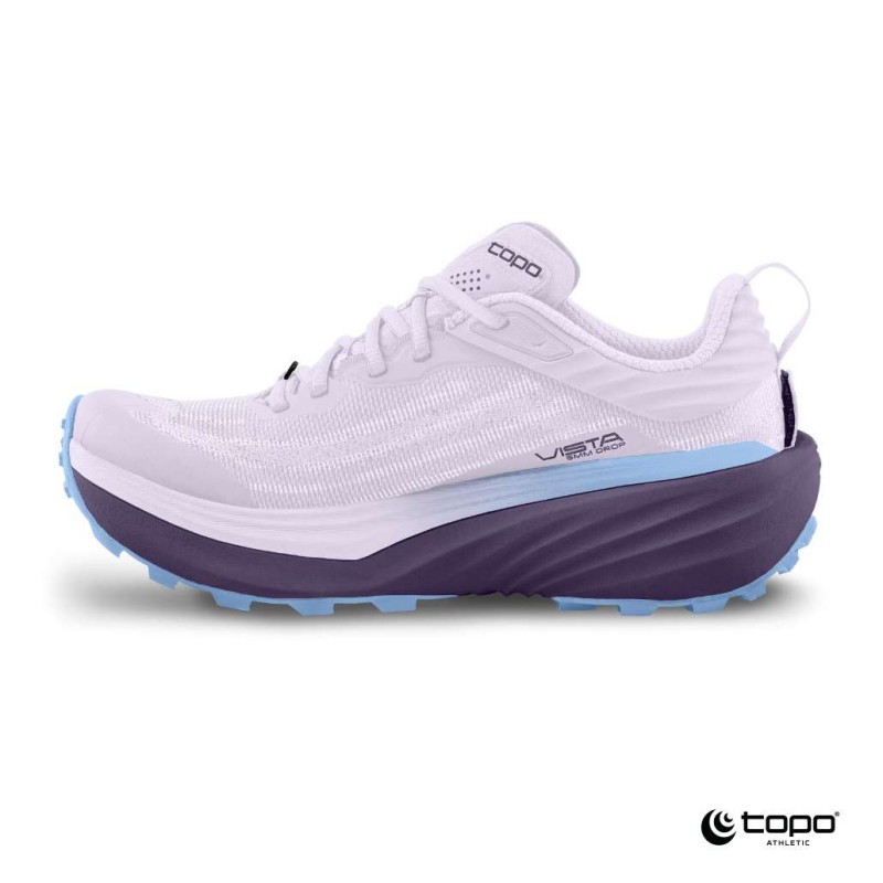 Ženske trail superge TOPO Vista Purple/Lilac, zasnovane za dolge in zahtevne ture. 38 mm/33 mm ZipFoam™ vmesni podplat zagotavlja izjemno blaženje, odzivnost in zaščito pod nogami, medtem ko rocker geometrija omogoča tekoč, udoben korak.