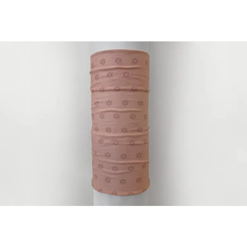 The versatile scarf made from lightweight technical fabric is suitable for multiple uses and is an essential piece in all seasons. The fabric provides excellent thermal regulation and is additionally treated against odor.