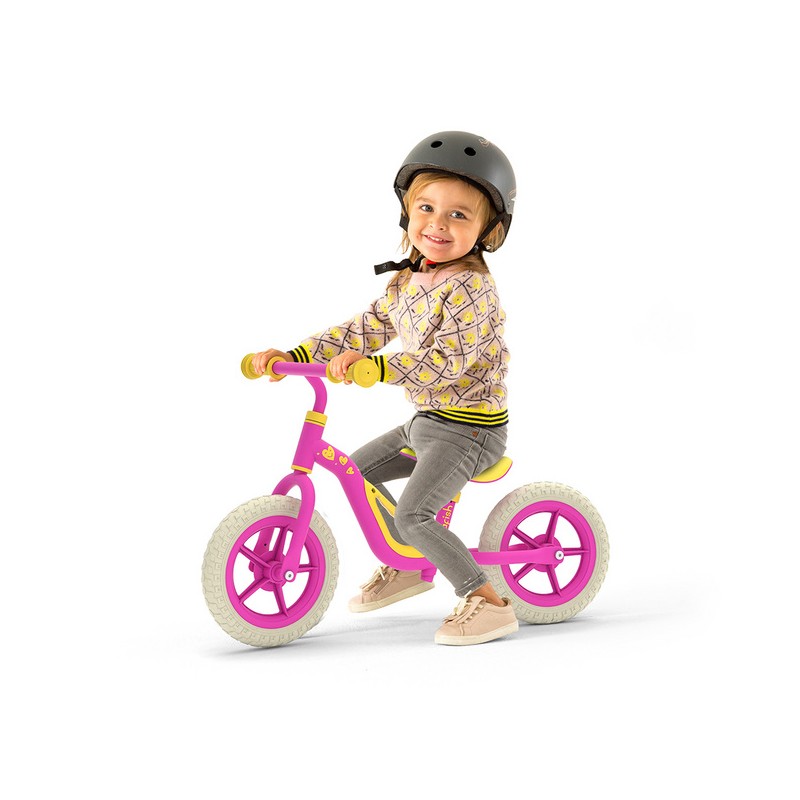 Charlie je  zelo lahek poganjalec z EVA gumami, odpornimi na predrtje. Z visokokakovostnim kovinskim okvirjem tehta samo 2,5 kg. Kot nalašč za trening motoričnih spretnosti vašega malčka, za ravnotežje in za učenje krmiljenja. 