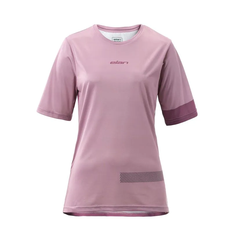 Ženska kolesarska majica ELAN BIKE BLUSH W navdušuje z nežnim rožnatim odtenkom in sproščenim športnim videzom. Lahka, zračna in hitro sušeča tkanina zagotavlja udobje ter ohranja suhost tudi med intenzivnim kolesarjenjem ali drugimi aktivnostmi na prostem.