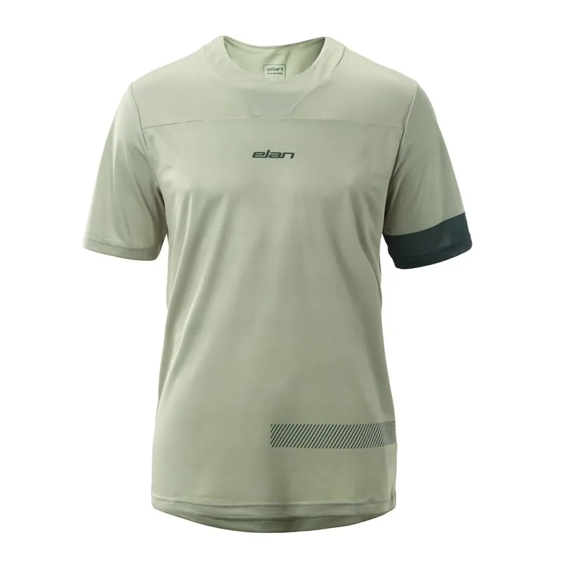 Moška kolesarska majica ELAN BIKE GREEN M izstopa z živahnim zelenim odtenkom in sproščenim športnim dizajnom. Izdelana je iz lahkega, zračnega in hitro sušečega materiala, ki zagotavlja udobje ter ohranja suhost tudi med intenzivnim kolesarjenjem ali drugimi aktivnostmi na prostem.