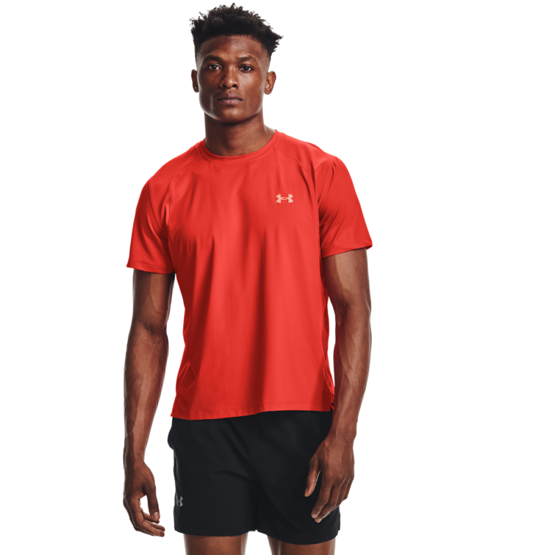 Moška majica Under Armour Iso-Chill Run 200 je narejena iz blaga s ploskimi vlakni in inovativnimi tehnologijami, ki hitro odvajajo toploto s kože, tako da te ohranjajo hladnega in bolj spočitega ne glede na intenzivnost vadbe. 
